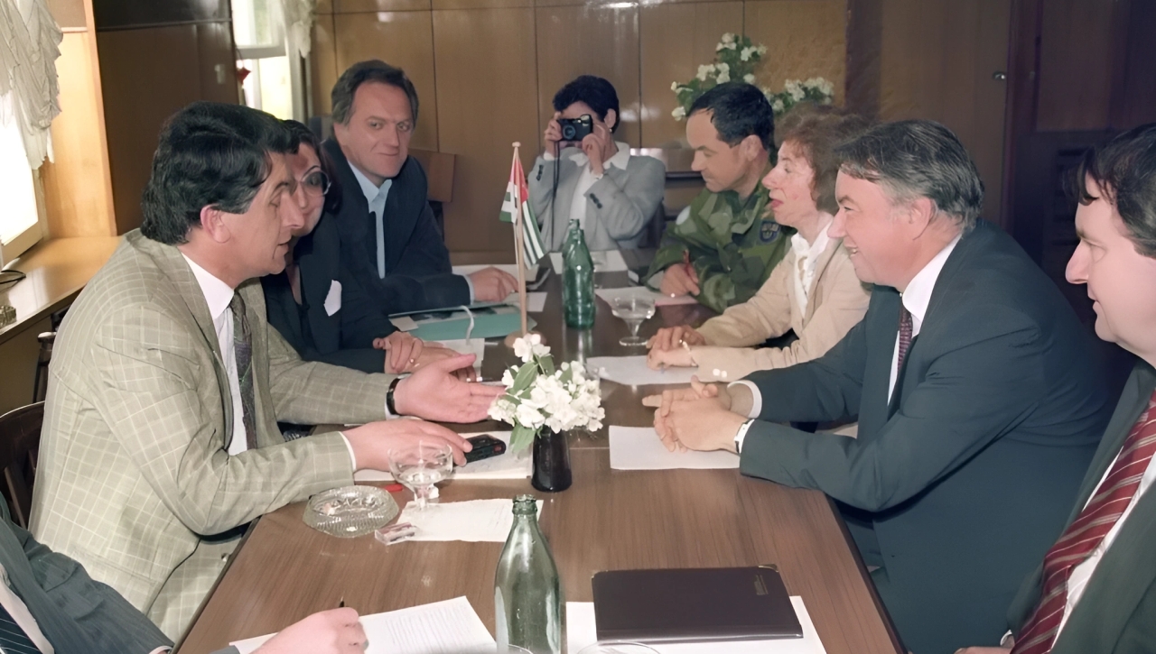Vladislav Ardzinba during a meeting with UN representatives on the 1992-1993 Georgian-Abkhaz conflict.